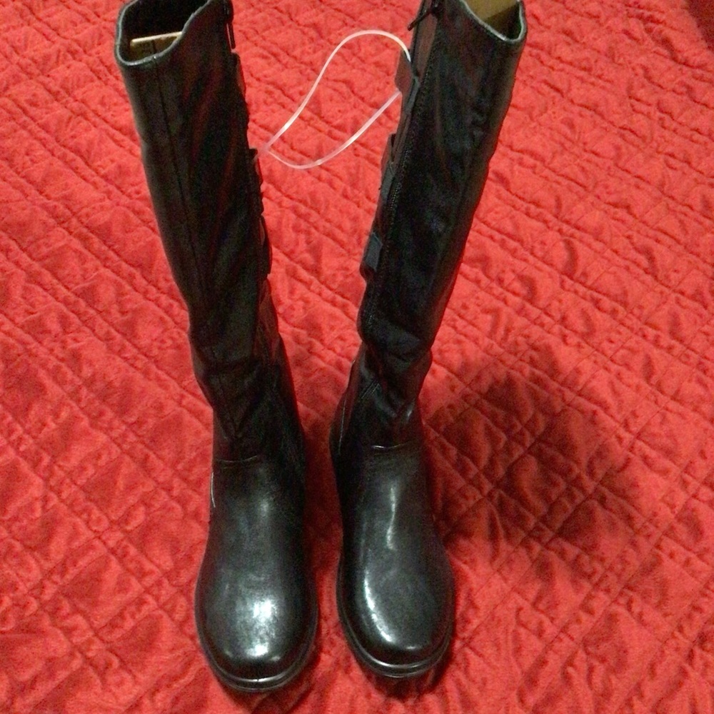New Women’s Size 6.5 Boots